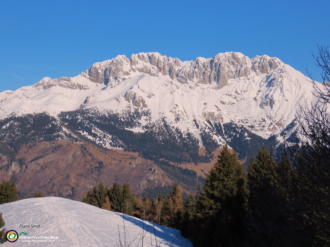 06 Zoom in Presolana...la bella vista della Regina ci accompagna per tutto il percorso.JPG